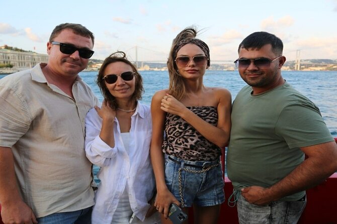 2 Hours Bosphorus Cruise Boat Tour in Istanbul - Maiden’s Tower and the five-minute photo pause