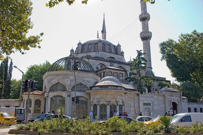 Asian Side of Istanbul: Uskudar and Kadikoy Full Day Walking Tour - Crossing Istanbul by Train, From Europe to Asia