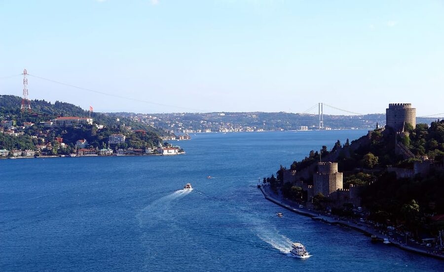 Bosphorus Cruise and Two Continents Tour with Local Guide - Cruising the Bosphorus between Europe and Asia
