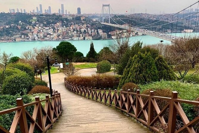 Bosphorus Cruise Tour Istanbul - Food, guiding, and the quality question