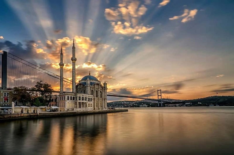 Bosphorus Dinner Cruise & Shows - Who should book this Bosphorus evening?