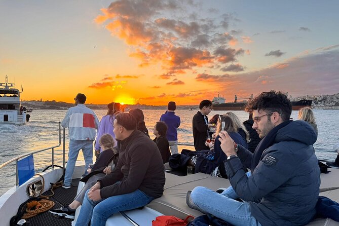 Budget Evening Cruise: Dinner, Live Shows & Party - How the group size changes the experience