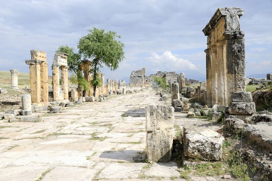 From Istanbul: Private Pamukkale and Hierapolis Day Tour - Walking through Hierapolis above the springs
