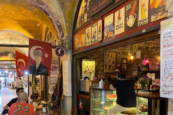 Grand Bazaar Through the Alleys - Buyuk Yeni Han and the World of the Han