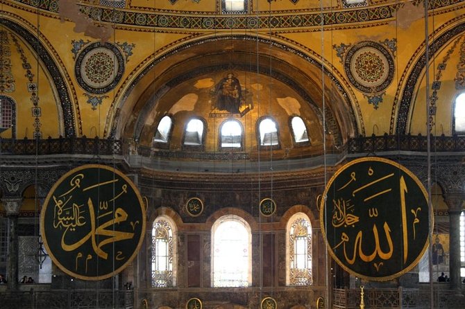 Guided Hagia Sofia, Blue mosque, Basilica Cistern skip lines tour - The optional carpet demonstration
