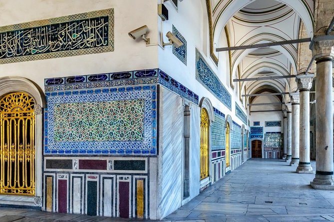 Guided Topkapi Palace & Harem- Skip-the-Line with SMALL GROUP - Entering the palace without the usual ticket wait