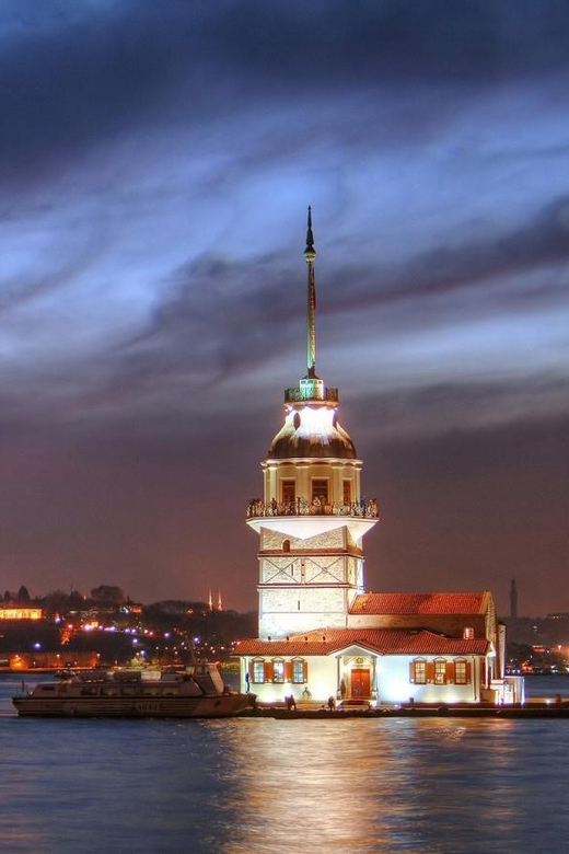 Istanbul: A short trip along the Bosphorus in the evening - Anadolu Fortress and Rumeli Fortress