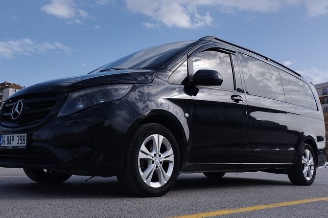 İstanbul Airport and Hotel Transfer - The vehicle and luggage help