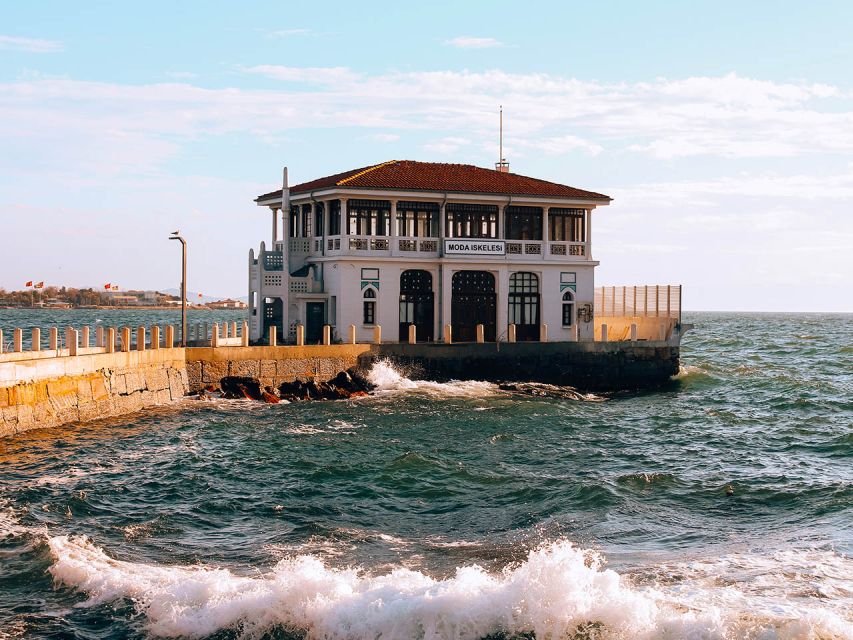 Istanbul: Asian Side Uskudar & Kadiköy Tour with Lunch - Getting around by metro, bus, tram, and ferry