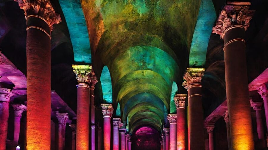 Istanbul: Basilica Cistern Tour, Discovering Medusa - Looking up at 336 columns and ancient engineering