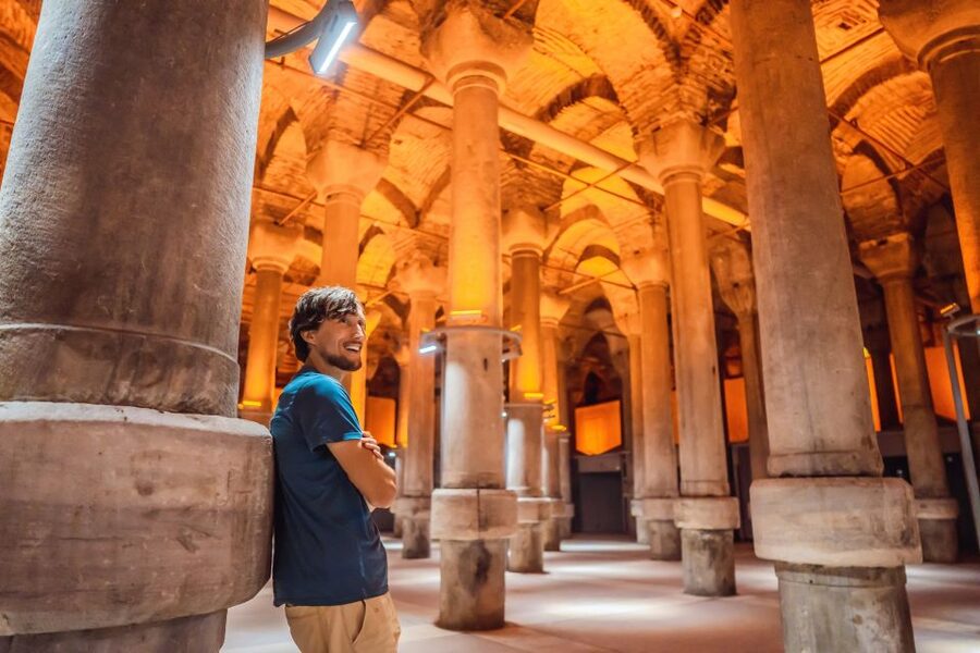 Istanbul: Basilica Cistern Walking Tour with Entry Ticket - Photographing the columns and underground light