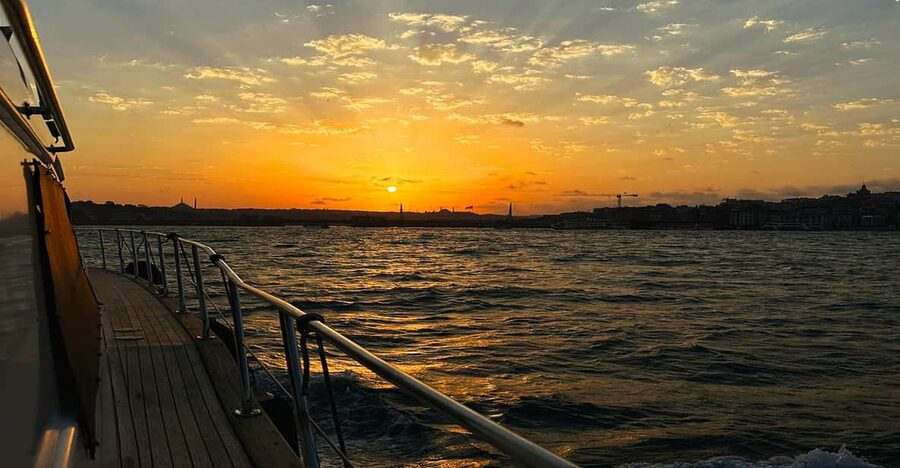 Istanbul: Bosphorus and Golden Horn Sunset Yacht Cruise - Getting to Kabataş before the light fades