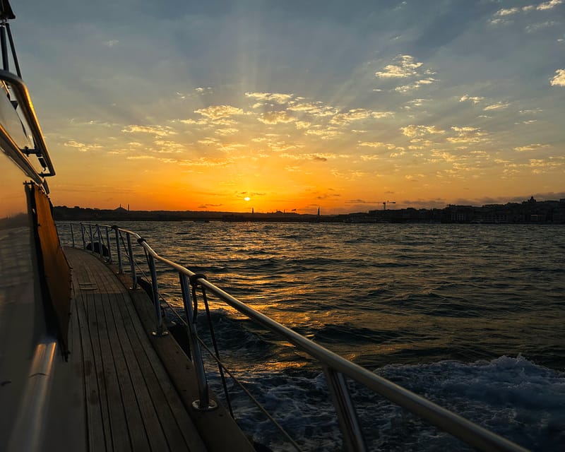 Istanbul: Bosphorus and Golden Horn Sunset Yacht Cruise - Topkapı Palace, Galata Tower, and the Golden Horn