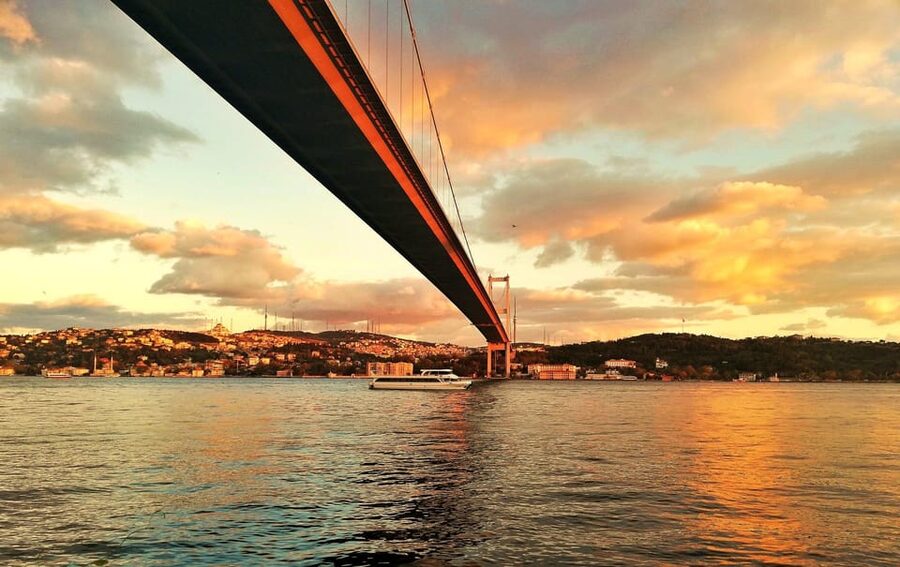 Istanbul: Bosphorus Boat Cruise - Commentary, language, and the onboard mood