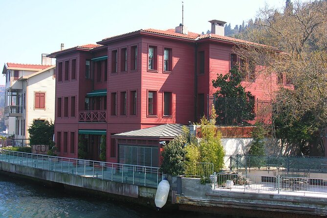 Istanbul: Bosphorus Cruise Tour - Dolmabahçe Palace, Rumeli Fortress, and the bridges