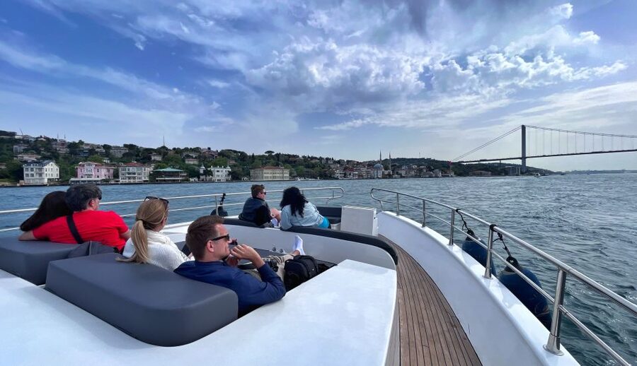 Istanbul: Bosphorus Cruise with Stopover on the Asian Side - Food, drinks, and comfort aboard