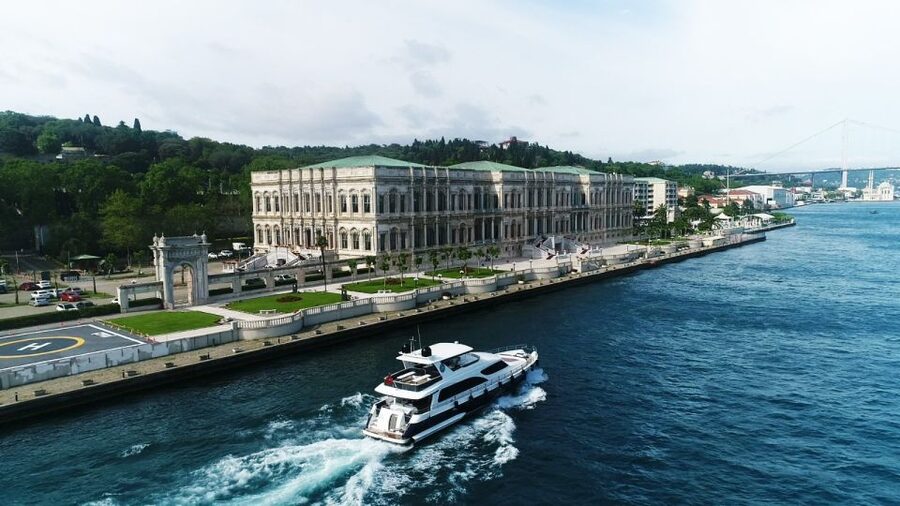 Istanbul: Bosphorus Cruise with Stopover on the Asian Side - Boarding at Dolmabahce Mosque