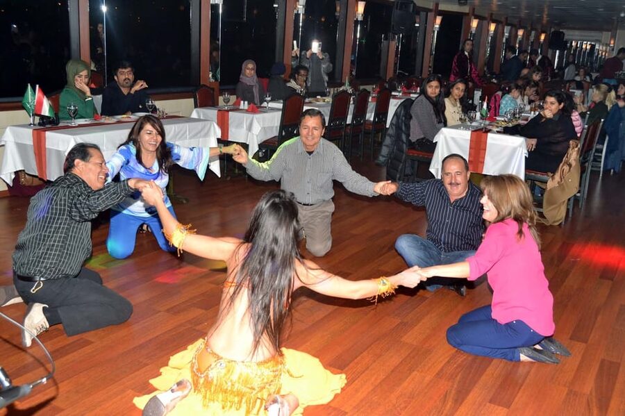 Istanbul: Bosphorus Dinner Cruise Incl. Drinks with Transfer - Anatolian Fortress and Beylerbeyi Palace
