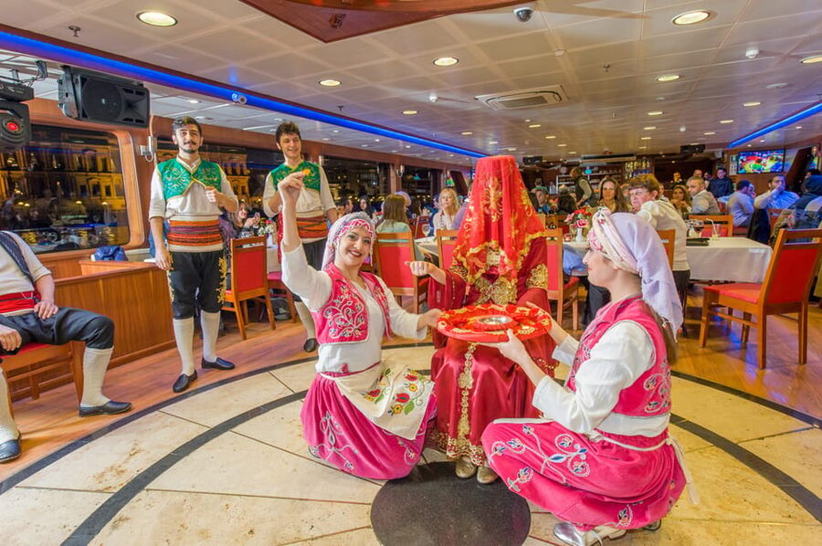 Istanbul: Bosphorus Dinner Cruise Incl. Drinks with Transfer - Maiden’s Tower on the return route