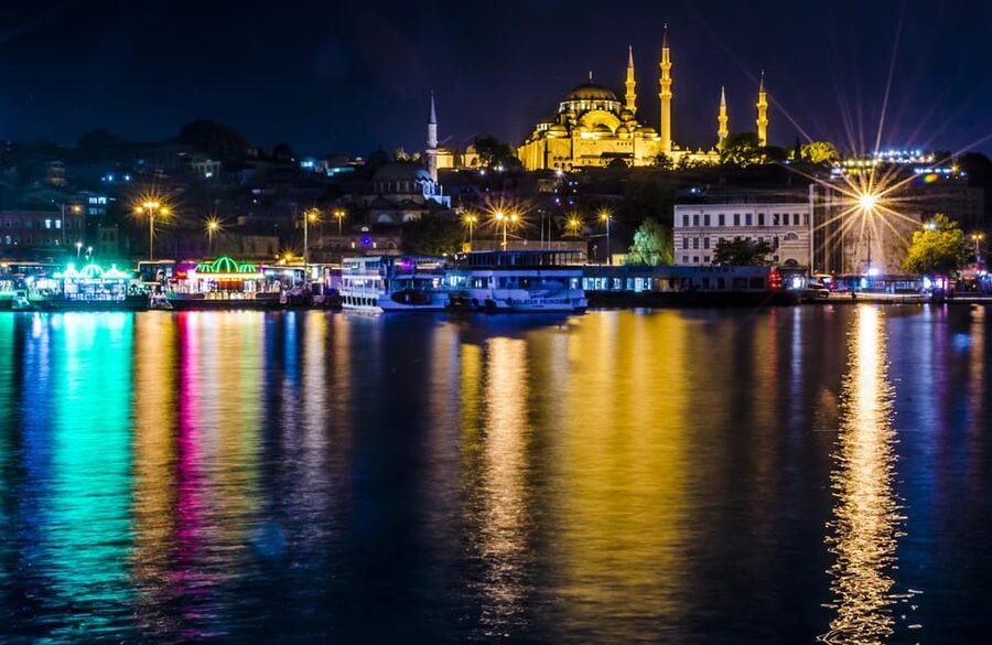 Istanbul: Bosphorus Dinner Cruise Incl. Drinks with Transfer - Dinner: plenty of food, but not fine dining