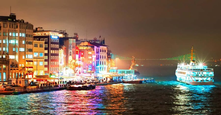 Istanbul: Bosphorus Dinner Cruise Incl. Drinks with Transfer - Boarding with a welcome drink and music