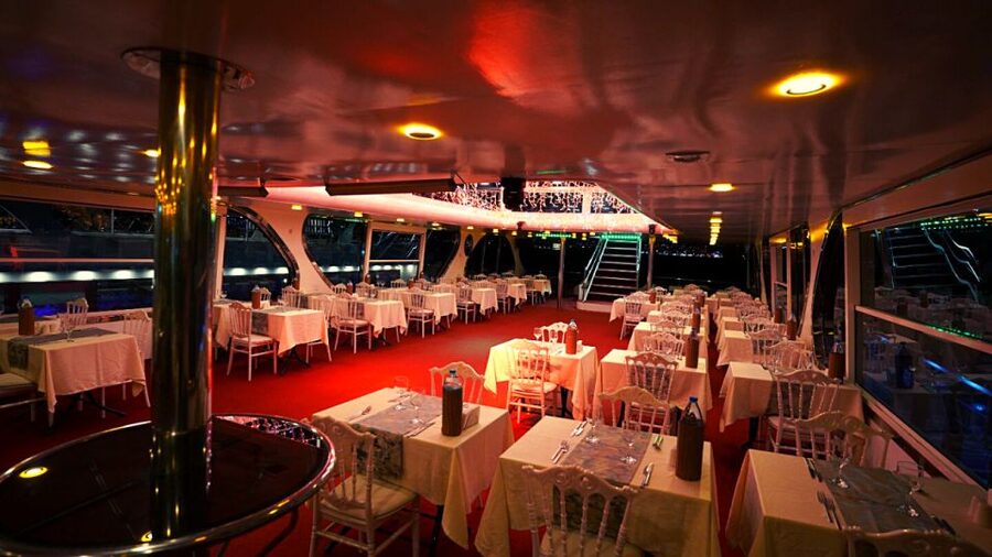 Istanbul: Bosphorus Dinner Cruise with Drinks & Turkish Show - Why the seat can affect the show