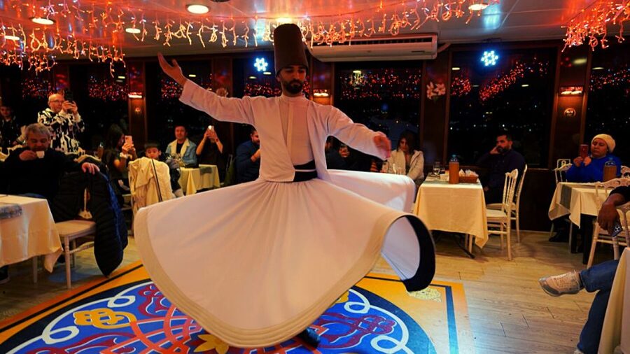 Istanbul: Bosphorus Dinner Cruise with Drinks & Turkish Show - How the entertainment builds