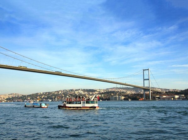Istanbul: Bosphorus Dinner Cruise with Turkish Night Show - Why the Bosphorus looks best after dark