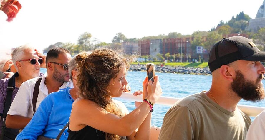 Istanbul: Bosphorus & Golden Horn Cruise Daytime or Sunset - How useful is the guide and audio commentary?