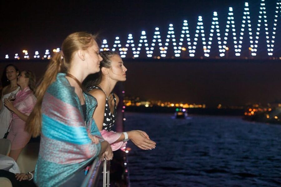 Istanbul: Bosphorus Night Dinner Cruise with Private Table - Asian-shore views: Anatolian Fortress and Beylerbeyi Palace