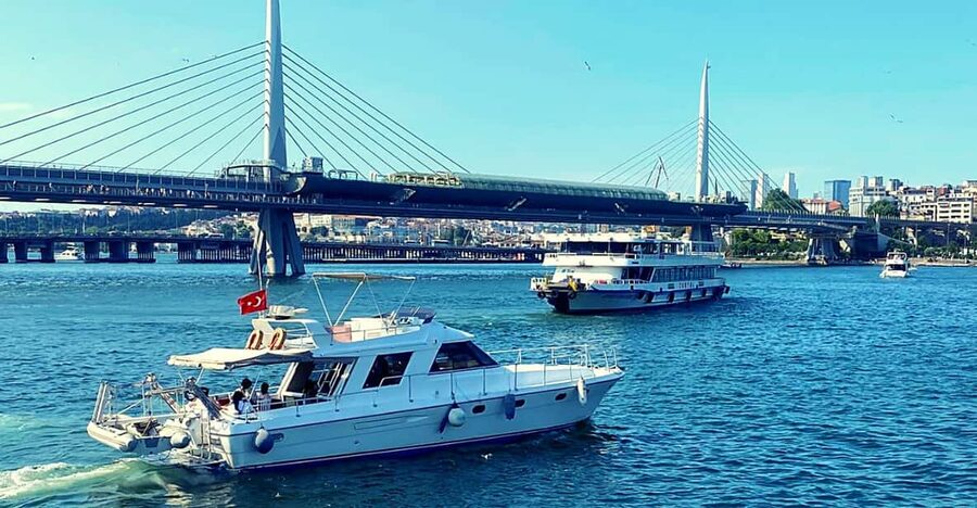 İstanbul: Bosphorus Private Yacht Cruise with Tea and Coffee - The Asian shore: Beylerbeyi Palace and Anatolian Fortress