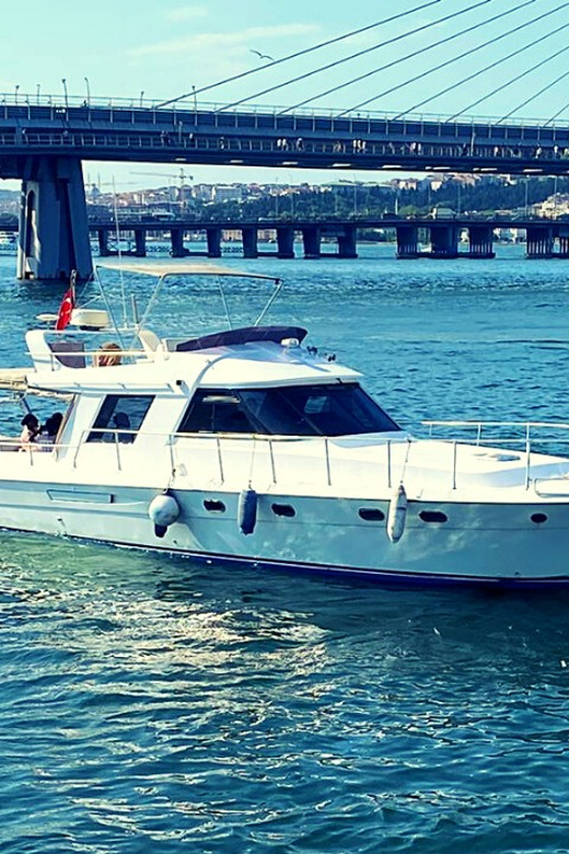 İstanbul: Bosphorus Private Yacht Cruise with Tea and Coffee - The European shore: palaces, mosques, and grand waterfront views