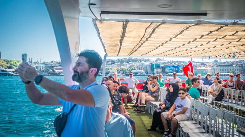 Istanbul: Bosphorus Sightseeing Cruise Tour with Audio Guide - Audio guide and live commentary