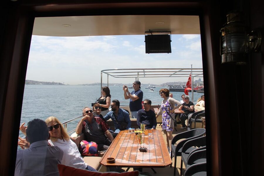 Istanbul: Bosphorus Strait and Black Sea Lunch Cruise - Dolmabahçe Mosque and Palace