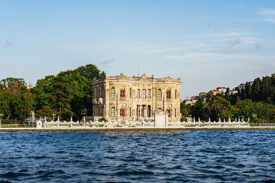 Istanbul: Bosphorus Sunset Cruise on a Luxury Yacht - Food, drinks, music, and the onboard mood