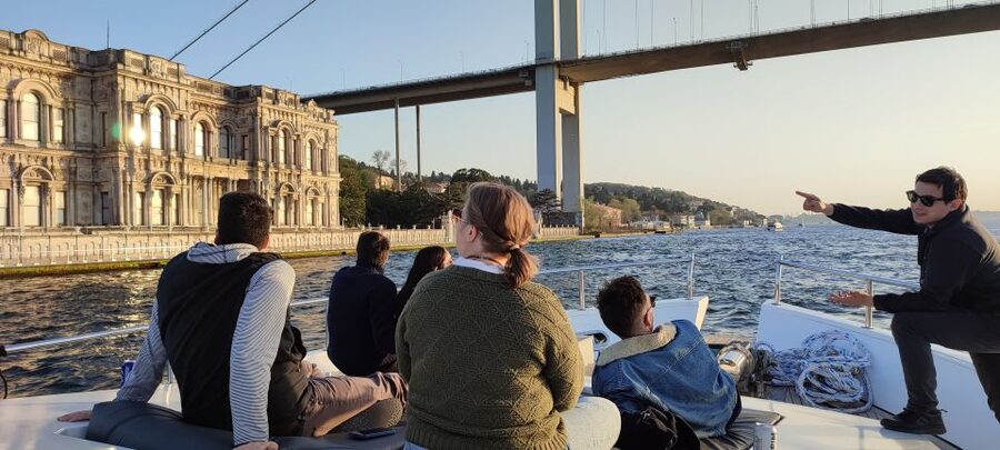 Istanbul: Bosphorus Sunset Cruise on Yacht with Live Guide - The old city on the return to Kabatas