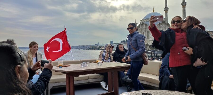 Istanbul: Bosphorus Sunset Cruise on Yacht with Live Guide - Arnavutkoy and Bebek