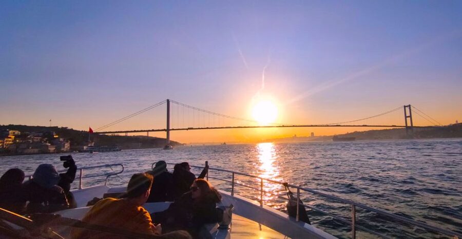 Istanbul: Bosphorus Sunset Cruise with Dinner - Key points to know before booking