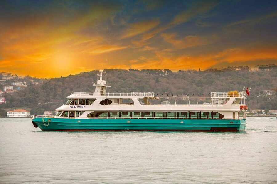 Istanbul: Bosphorus Sunset Cruise with Drinks & Snack - Ortaköy Mosque and the first big photo stop