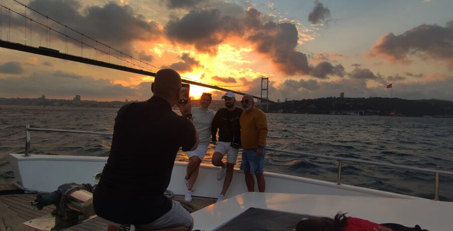 Istanbul: Bosphorus Sunset Cruise with Snacks and Wine - Key points to know before you book