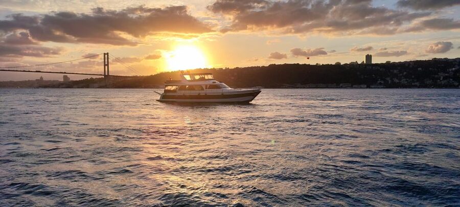 Istanbul: Bosphorus Sunset Cruise with Snacks and Wine - Anadolu Hisari and Küçüksu Palace
