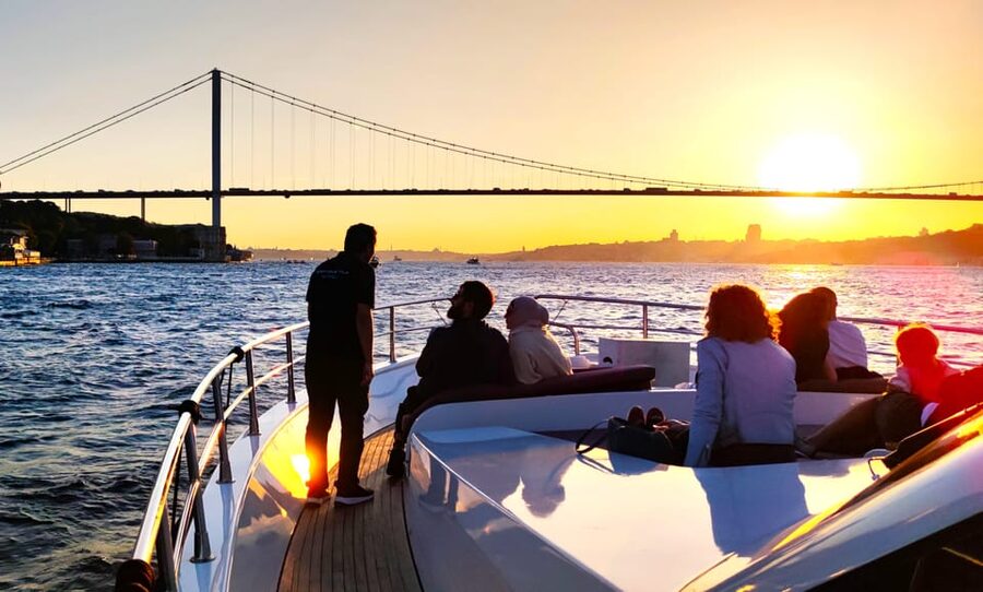 Istanbul: Bosphorus Sunset Yacht Cruise with Live Guide - Why a Bosphorus sunset cruise works so well
