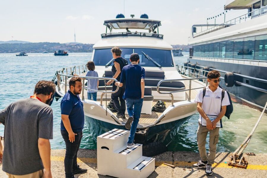 Istanbul: Bosphorus Yacht Cruise with Stopover on Asian Side - Anatolian Fortress, Beylerbeyi, and Üsküdar
