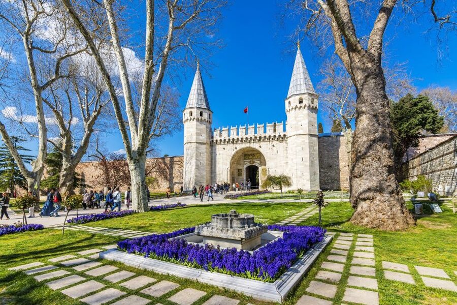 Istanbul City Walk: Blue Mosque, Old Town & Hippodrome - Reading the Hippodrome’s remaining monuments