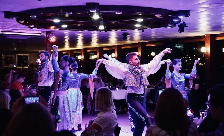 Istanbul: Dinner Cruise and Entertainment with Private Table - Beylerbeyi Palace, Maiden’s Tower, and the Asian shore