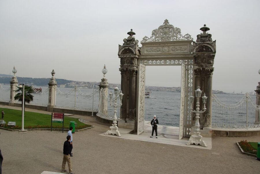 Istanbul: Dolmabahce Palace and Grand Bazaar Tour - Practical advice for a smoother visit