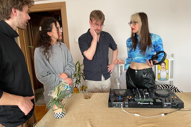 Istanbul Electronic Music and Culture Workshop From Local DJ - A DJ workshop inside a Kadıköy home