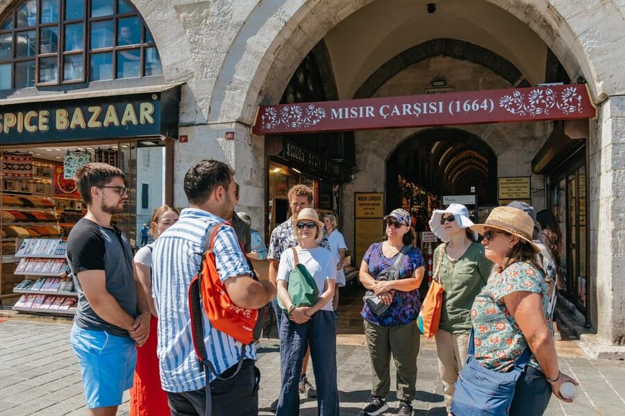 Istanbul: European and Asian Side Guided Foodie Walking Tour - Lunch in Kadıköy Çarşı