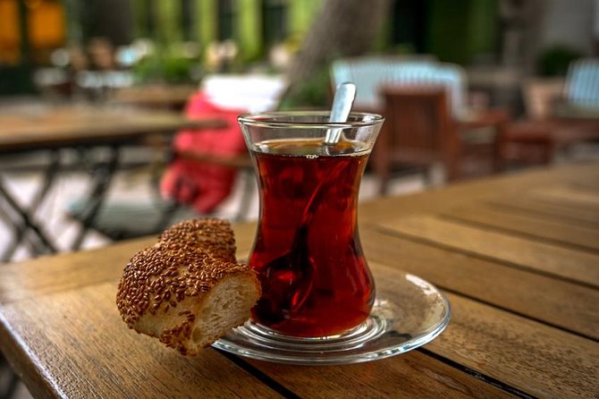 Istanbul Evening Sightseeing and Food Tasting Tour - Cig kofte and the first taste of Turkish street food
