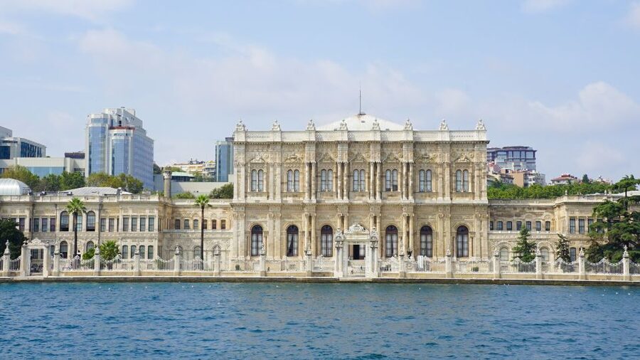 Istanbul: Explore Bosphorous on a Sunset Boat Cruise - Tea, seating, Wi-Fi, and onboard comfort